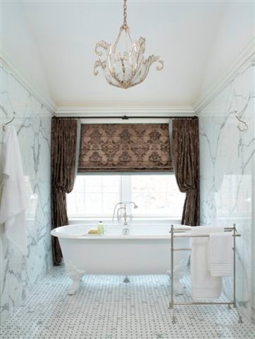 Стильный дизайн: большая главная ванная комната в классическом стиле с ванной на ножках, белой плиткой и белыми стенами - последний тренд