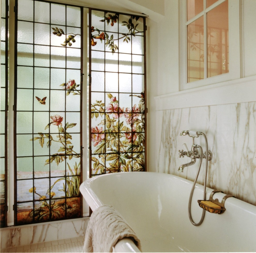 Inspiration pour une grande salle de bain principale asiatique avec une baignoire sur pieds, un mur blanc et un sol en carrelage de terre cuite.