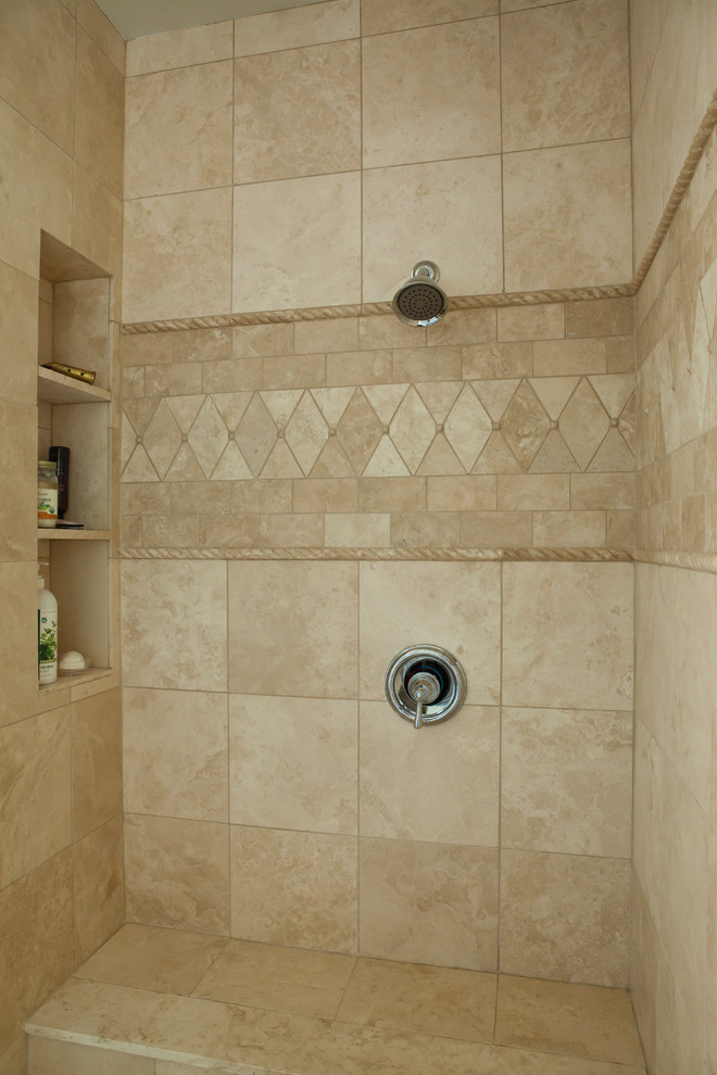 Modern inredning av ett stort en-suite badrum, med luckor med glaspanel, en dusch i en alkov, en toalettstol med separat cisternkåpa, beige kakel, glasskiva och beige väggar