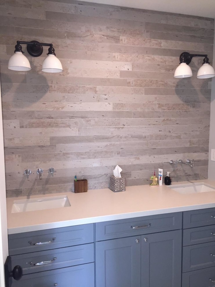 Foto di una stanza da bagno con ante grigie, piastrelle grigie, pareti grigie, top bianco e due lavabi