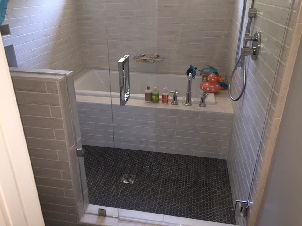 Foto di una stanza da bagno con piastrelle grigie, piastrelle in ceramica, pareti grigie, pavimento in marmo e pavimento nero