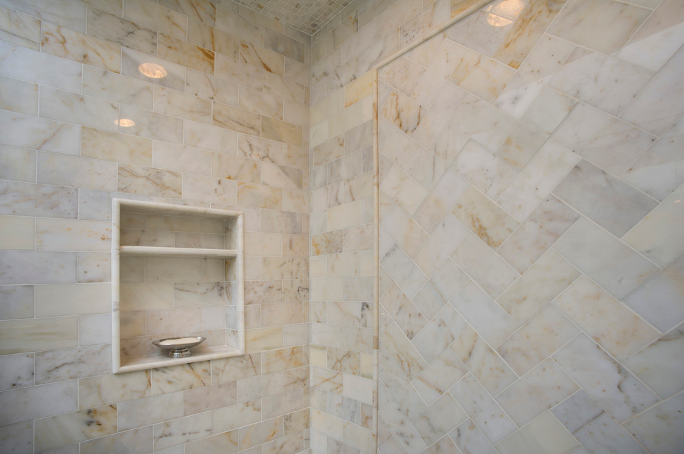 Cette image montre une petite salle de bain principale marine avec un lavabo encastré, un placard à porte plane, des portes de placard blanches, un plan de toilette en marbre, un carrelage multicolore, un mur blanc et un sol en marbre.