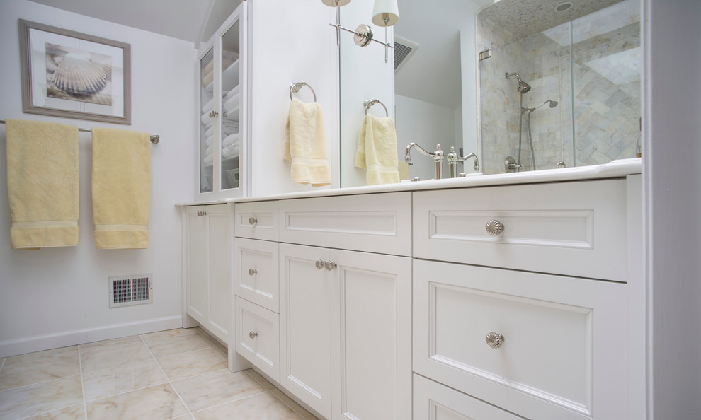 Inredning av ett maritimt litet en-suite badrum, med ett undermonterad handfat, släta luckor, vita skåp, marmorbänkskiva, flerfärgad kakel, vita väggar och marmorgolv