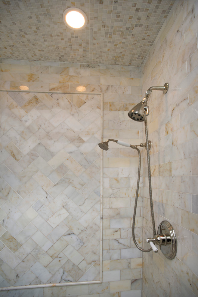 Esempio di una piccola stanza da bagno padronale stile marino con lavabo sottopiano, ante lisce, ante bianche, top in marmo, piastrelle multicolore, pareti bianche e pavimento in marmo