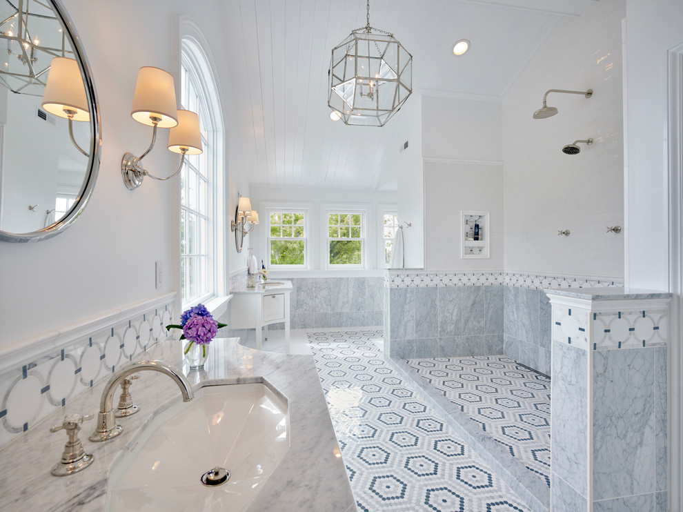 Идея дизайна: главная ванная комната в классическом стиле с фасадами в стиле шейкер, белыми фасадами, открытым душем, черно-белой плиткой, серой плиткой, белыми стенами, врезной раковиной, разноцветным полом, открытым душем и зеркалом с подсветкой
