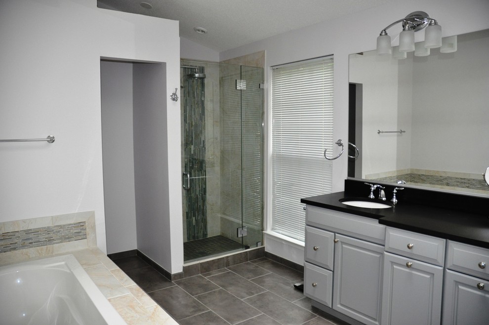 Свежая идея для дизайна: большая главная ванная комната в современном стиле с серыми фасадами и столешницей из гранита - отличное фото интерьера