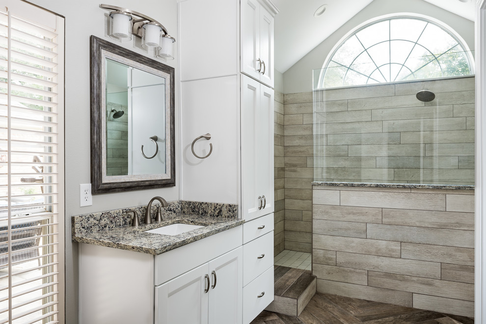 Cette image montre une salle de bain principale minimaliste de taille moyenne avec un placard à porte shaker, des portes de placard blanches, une douche ouverte, un mur blanc, un sol en carrelage de porcelaine, un lavabo encastré, un plan de toilette en quartz, un sol gris et aucune cabine.