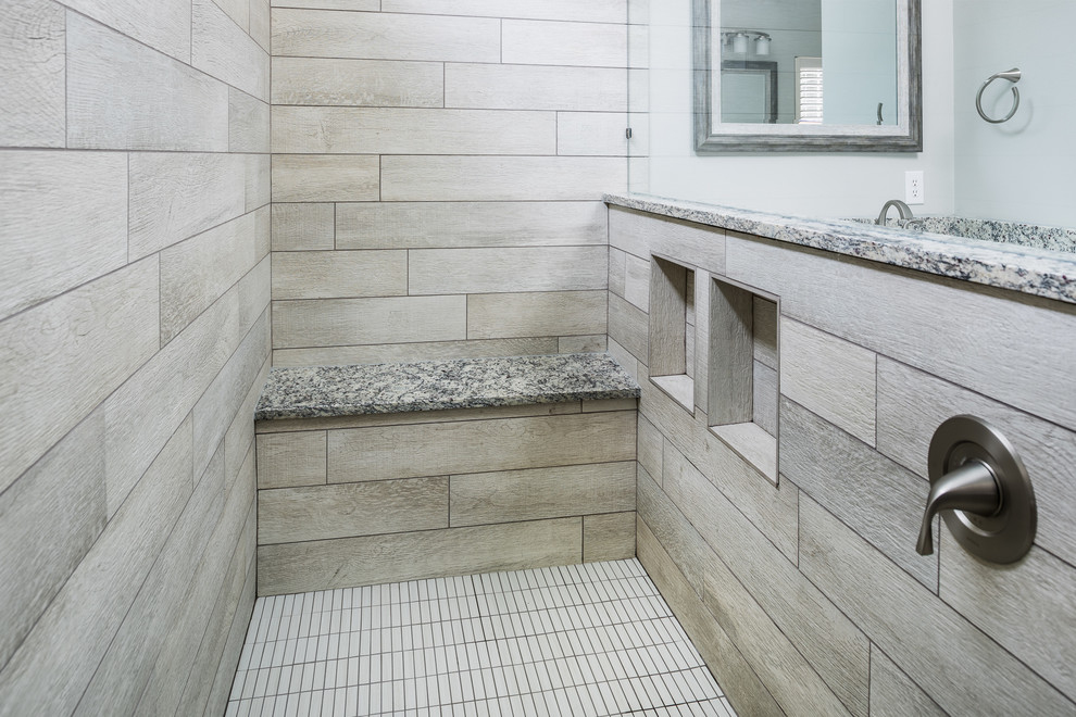 На фото: главная ванная комната среднего размера в стиле модернизм с фасадами в стиле шейкер, белыми фасадами, открытым душем, белыми стенами, полом из керамогранита, врезной раковиной, столешницей из кварцита, серым полом и открытым душем