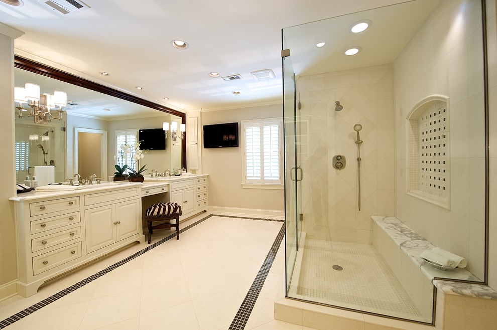 Immagine di una grande stanza da bagno padronale tradizionale con top in marmo, doccia aperta e pavimento in travertino