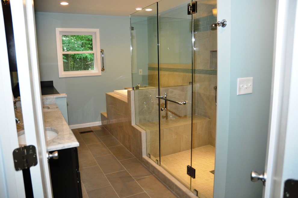 Immagine di una grande stanza da bagno padronale contemporanea con lavabo sottopiano, ante in legno bruno e vasca giapponese