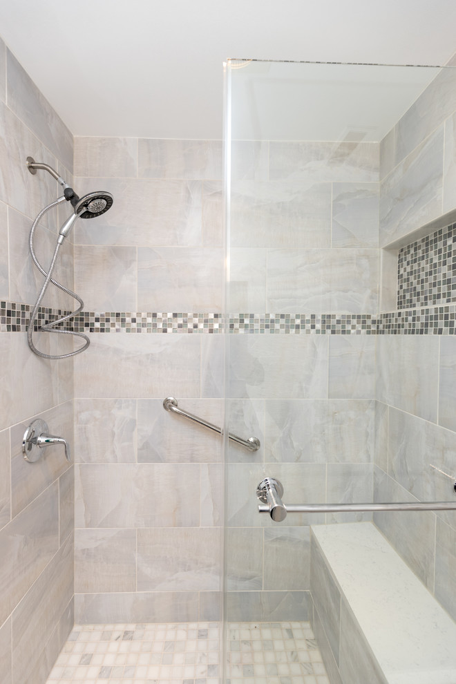 Klassisk inredning av ett mellanstort badrum med dusch, med skåp i shakerstil, vita skåp, en dusch i en alkov, en toalettstol med separat cisternkåpa, grå kakel, vit kakel, porslinskakel, vita väggar, travertin golv, ett undermonterad handfat och bänkskiva i kvartsit