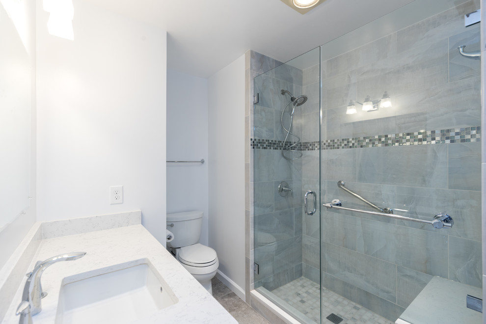 Idéer för ett mellanstort klassiskt badrum med dusch, med skåp i shakerstil, vita skåp, en dusch i en alkov, en toalettstol med separat cisternkåpa, grå kakel, vit kakel, porslinskakel, vita väggar, travertin golv, ett undermonterad handfat och bänkskiva i kvartsit