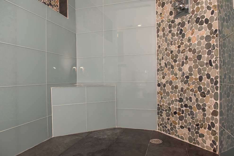 Idéer för mellanstora vintage en-suite badrum, med vita skåp, ett undermonterad handfat och granitbänkskiva