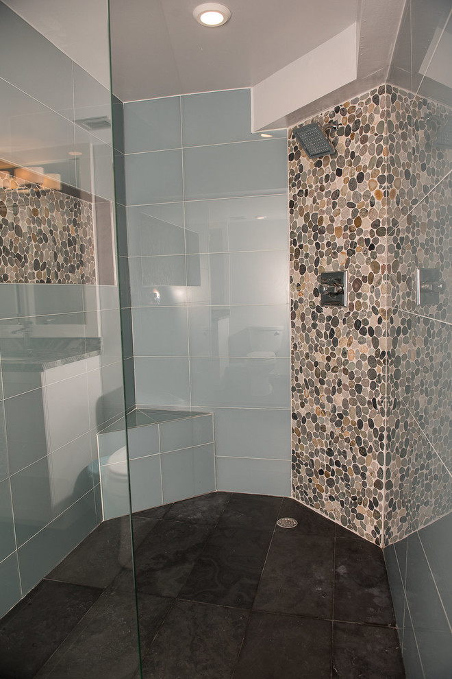 Idée de décoration pour une salle de bain principale tradition de taille moyenne avec des portes de placard blanches, un lavabo encastré et un plan de toilette en granite.