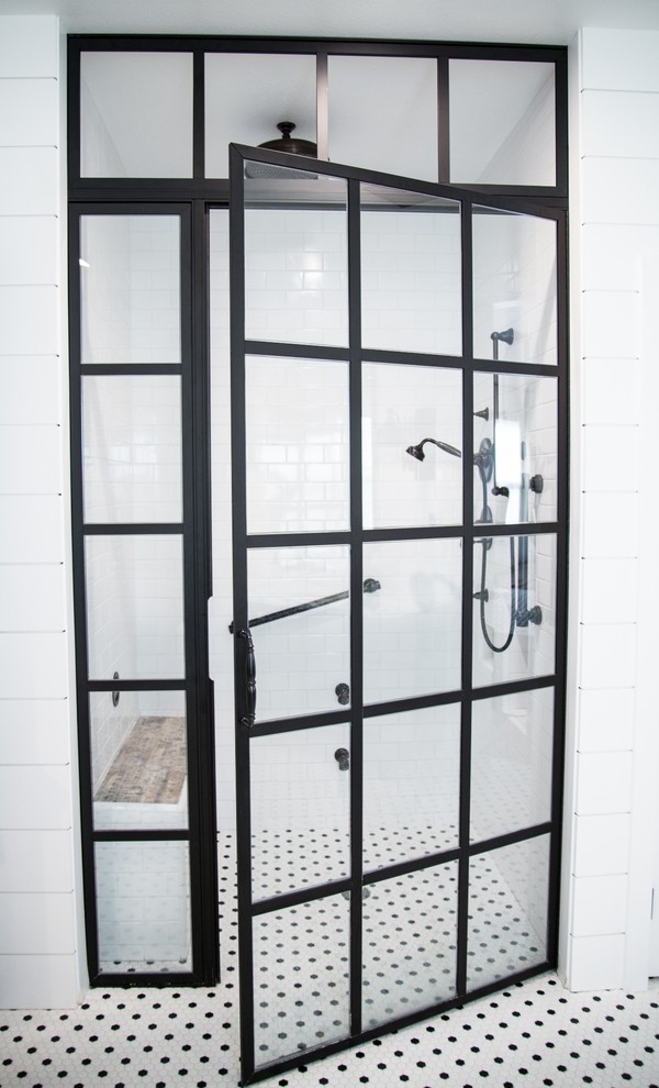 Mittelgroßes Country Badezimmer En Suite mit Löwenfuß-Badewanne, schwarz-weißen Fliesen, Einbauwaschbecken und Marmor-Waschbecken/Waschtisch in San Diego