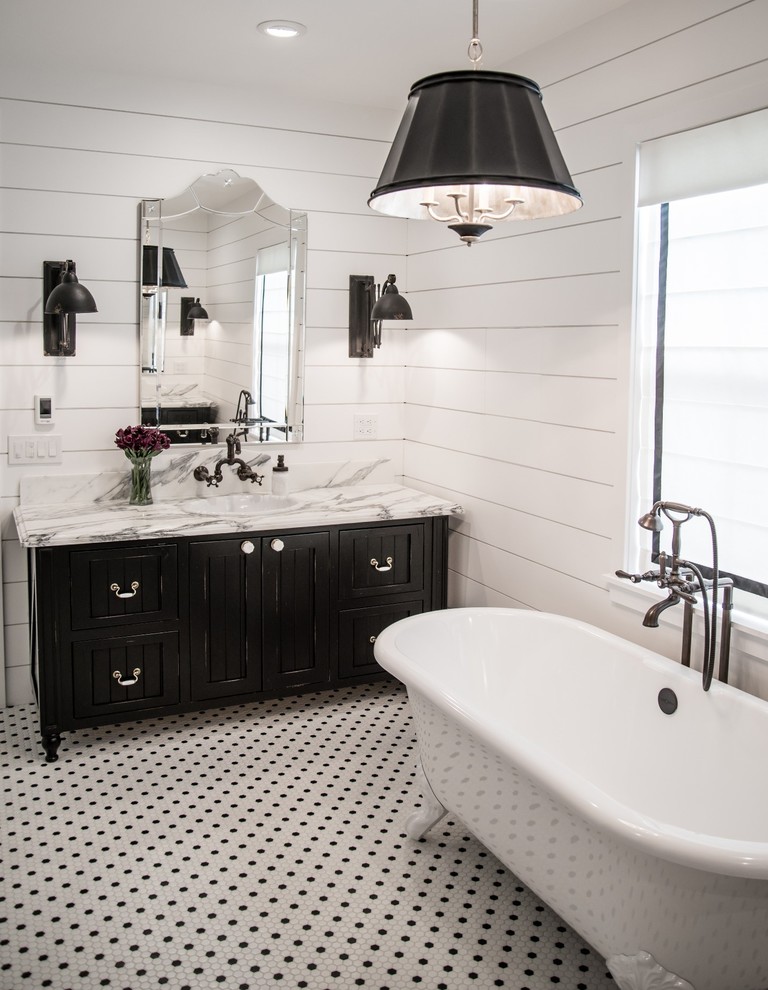 Источник вдохновения для домашнего уюта: главная ванная комната среднего размера в стиле кантри с ванной на ножках, черно-белой плиткой, накладной раковиной и мраморной столешницей
