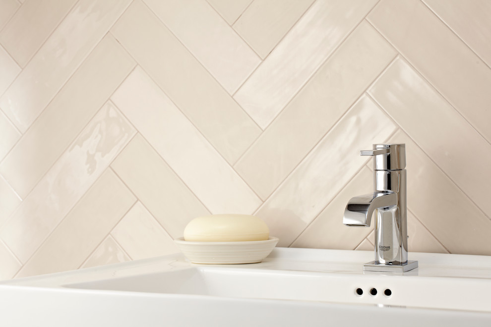 Esempio di una stanza da bagno padronale minimal con piastrelle beige, piastrelle in gres porcellanato e lavabo a consolle