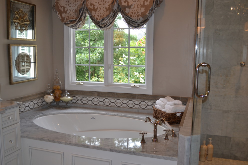 Inspiration för ett mellanstort vintage en-suite badrum, med en jacuzzi och beige väggar
