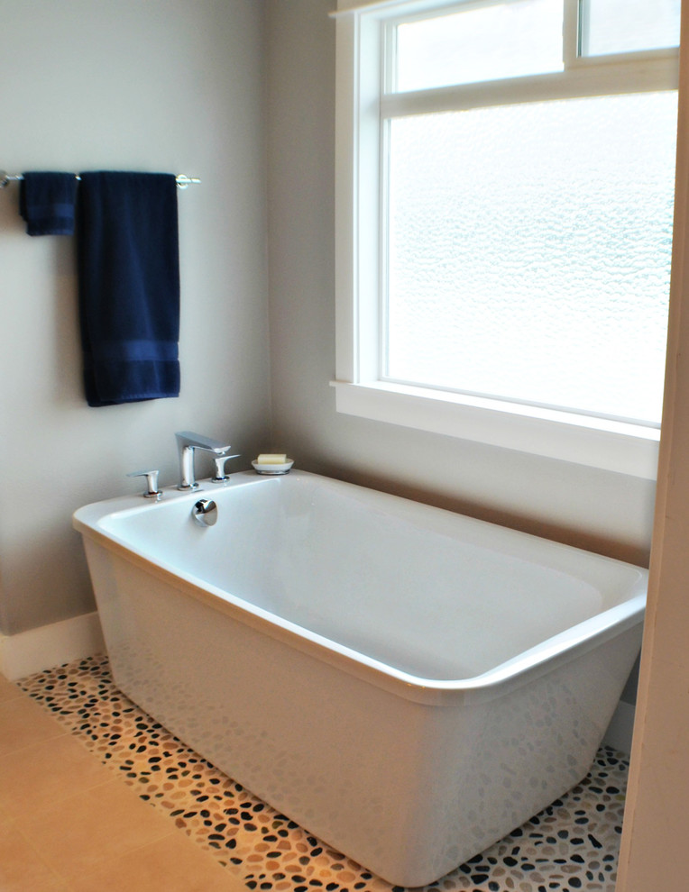 Exemple d'une salle de bain principale asiatique de taille moyenne avec une baignoire indépendante, un carrelage multicolore, des carreaux de porcelaine, un mur gris et un sol en carrelage de céramique.