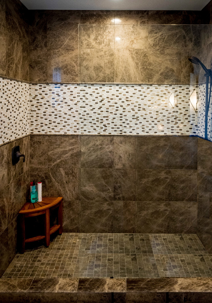 Источник вдохновения для домашнего уюта: большая ванная комната в современном стиле с фасадами с выступающей филенкой, бежевыми фасадами, душем в нише, унитазом-моноблоком, коричневой плиткой, мраморной плиткой, бежевыми стенами, полом из керамогранита, душевой кабиной, врезной раковиной, столешницей из гранита, бежевым полом и открытым душем