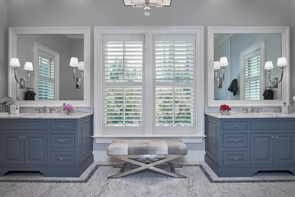 Идея дизайна: большая главная ванная комната в классическом стиле с серыми фасадами, белой плиткой, плиткой кабанчик, серыми стенами, мраморным полом, врезной раковиной, мраморной столешницей и фасадами с выступающей филенкой