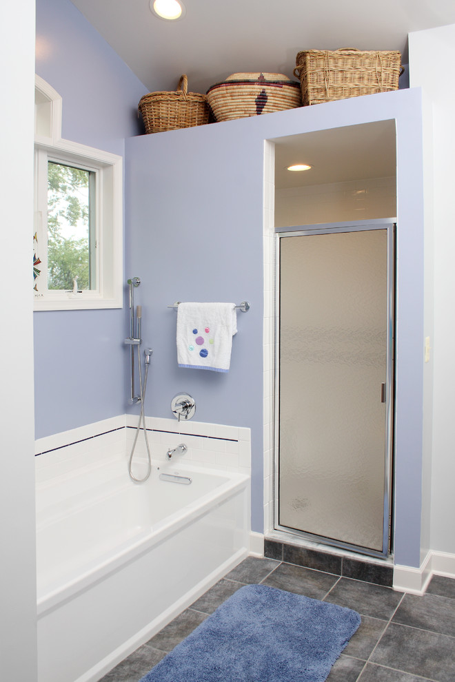 Cette photo montre une salle de bain principale de taille moyenne avec une baignoire en alcôve, un espace douche bain, un mur violet, un sol en carrelage de céramique, un sol gris et une cabine de douche à porte battante.