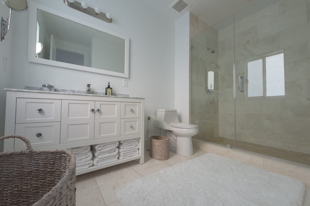 Maritim inredning av ett mellanstort en-suite badrum, med skåp i shakerstil, vita skåp, en dusch i en alkov, en toalettstol med hel cisternkåpa, vita väggar, klinkergolv i keramik, ett undermonterad handfat och bänkskiva i täljsten