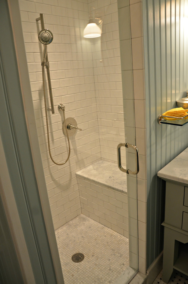 Idée de décoration pour une salle de bain marine avec un lavabo encastré, un placard en trompe-l'oeil, un plan de toilette en marbre, WC séparés, un carrelage blanc, un carrelage métro, un mur bleu et un sol en carrelage de céramique.