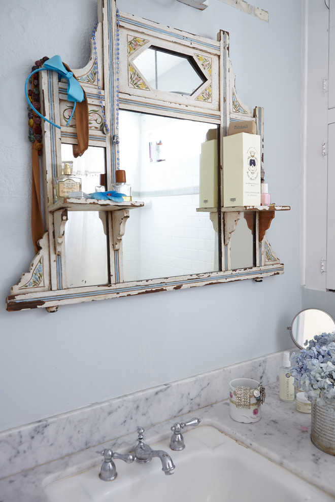 Idéer för små shabby chic-inspirerade en-suite badrum, med marmorbänkskiva och blå väggar