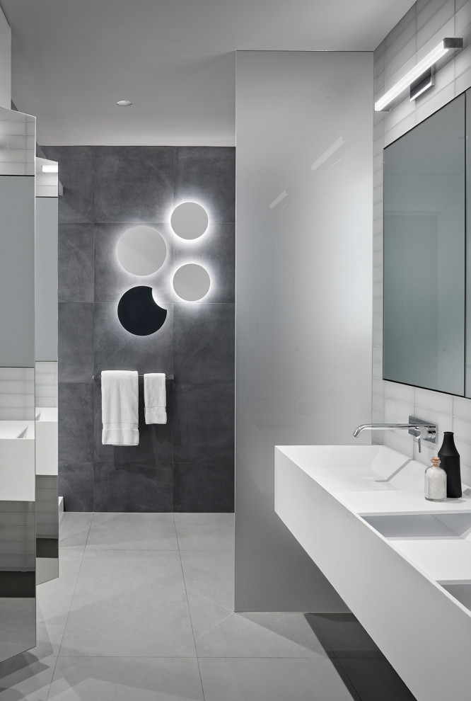 Mittelgroßes Modernes Badezimmer En Suite mit grauen Fliesen, integriertem Waschbecken, grauem Boden, weißer Waschtischplatte, Doppelwaschbecken, schwebendem Waschtisch und weißen Schränken in San Francisco