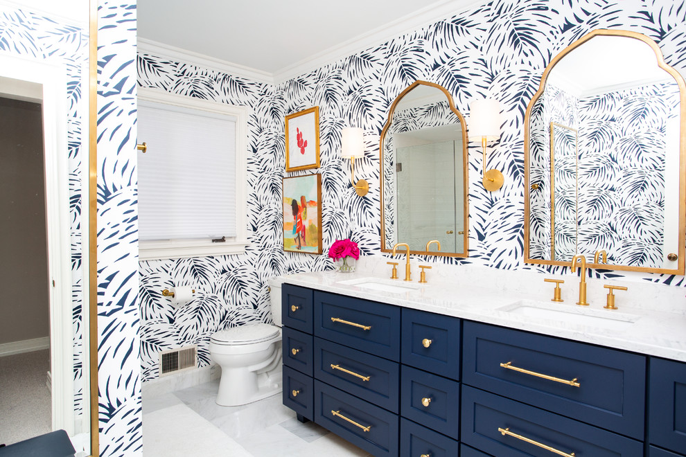 Стильный дизайн: ванная комната в стиле неоклассика (современная классика) с фасадами в стиле шейкер, синими фасадами, разноцветными стенами, врезной раковиной, белым полом и белой столешницей - последний тренд