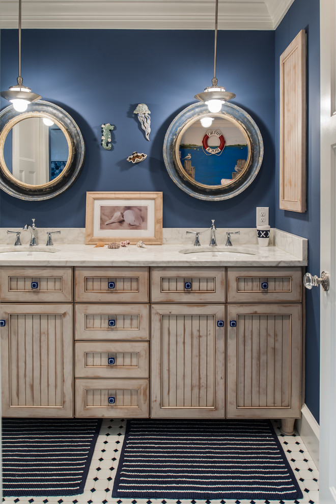 Inredning av ett klassiskt mellanstort badrum för barn, med ett undermonterad handfat, luckor med infälld panel, vit kakel, skåp i slitet trä, bänkskiva i kvarts, en toalettstol med separat cisternkåpa, keramikplattor, blå väggar och klinkergolv i keramik