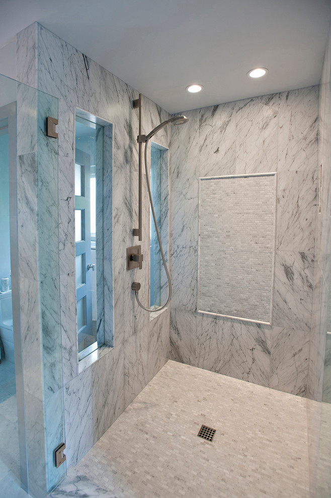 Ispirazione per una grande stanza da bagno padronale minimal con lavabo a colonna, doccia alcova, piastrelle grigie, pareti grigie e pavimento in marmo