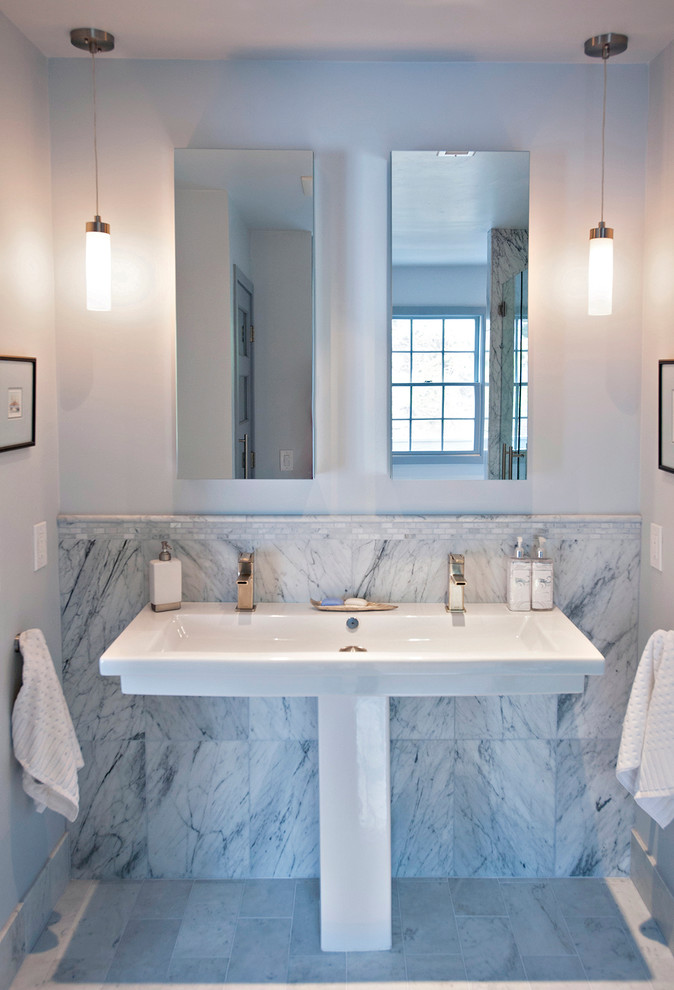 Свежая идея для дизайна: большая главная ванная комната в современном стиле с раковиной с пьедесталом, душем в нише, серой плиткой, каменной плиткой, серыми стенами и мраморным полом - отличное фото интерьера