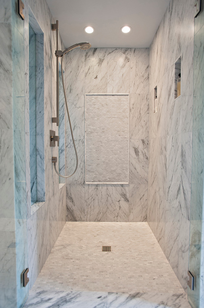 Großes Modernes Badezimmer En Suite mit Sockelwaschbecken, Duschnische, grauen Fliesen, grauer Wandfarbe und Marmorboden in San Diego
