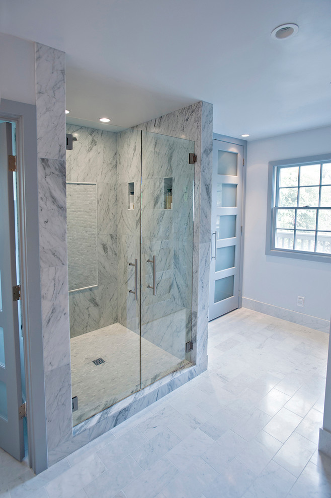 Bild på ett stort funkis en-suite badrum, med en dusch i en alkov, grå kakel, stenkakel, grå väggar och marmorgolv