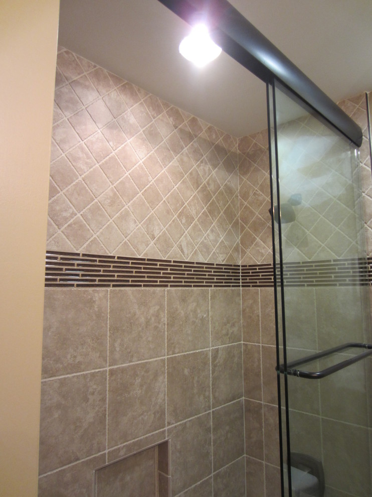 На фото: ванная комната в стиле неоклассика (современная классика) с двойным душем