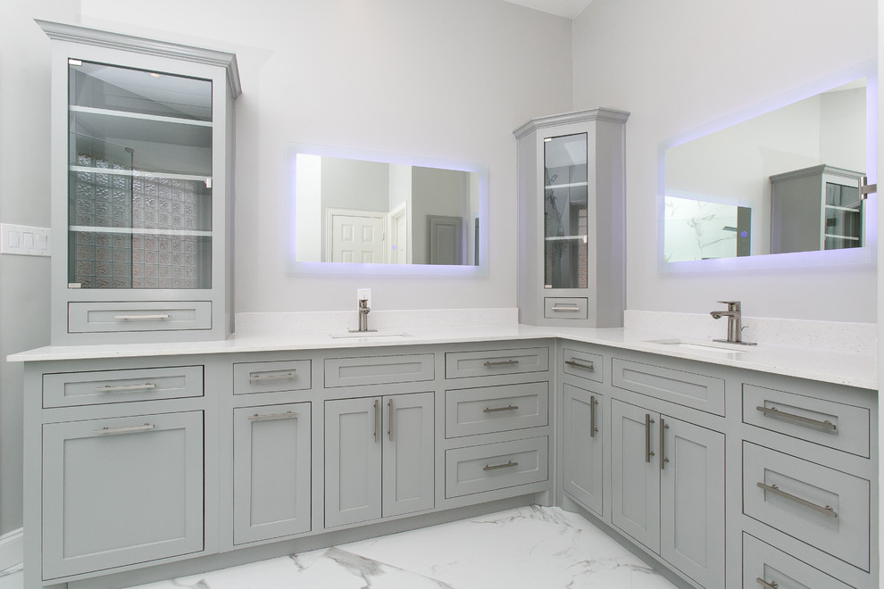 Foto på ett mellanstort funkis en-suite badrum, med skåp i shakerstil, grå skåp, grå väggar, marmorgolv, ett undermonterad handfat, bänkskiva i glas och vitt golv