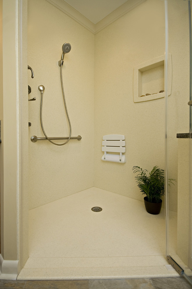На фото: главная ванная комната среднего размера в стиле неоклассика (современная классика) с фасадами с выступающей филенкой, фасадами цвета дерева среднего тона, угловым душем, раздельным унитазом, белой плиткой, бежевыми стенами, полом из керамогранита, врезной раковиной, столешницей из искусственного кварца, разноцветным полом, душем с распашными дверями и синей столешницей