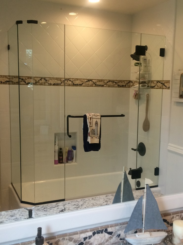 Mittelgroßes Klassisches Duschbad mit Eckbadewanne, Duschbadewanne, weißen Fliesen, Metrofliesen, weißer Wandfarbe und Granit-Waschbecken/Waschtisch in Los Angeles