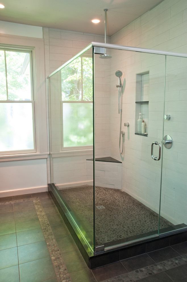 Réalisation d'une salle de bain principale design en bois brun de taille moyenne avec une vasque, un placard à porte plane, un plan de toilette en granite, une douche d'angle, un carrelage gris, une plaque de galets, un mur blanc et un sol en travertin.