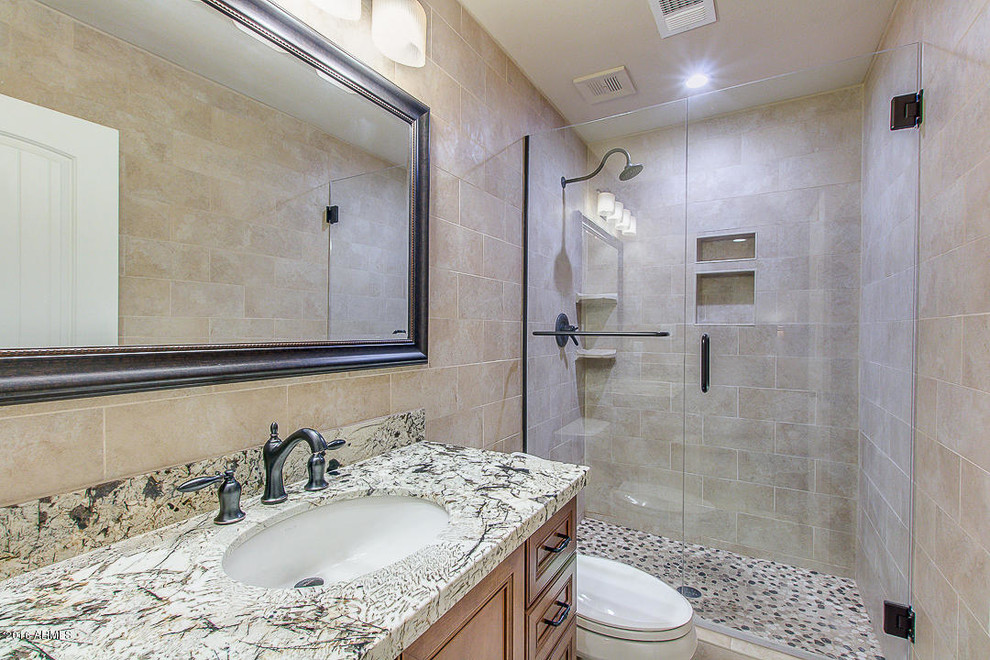 Diseño de cuarto de baño principal actual con puertas de armario de madera oscura, ducha empotrada y baldosas y/o azulejos blancas y negros