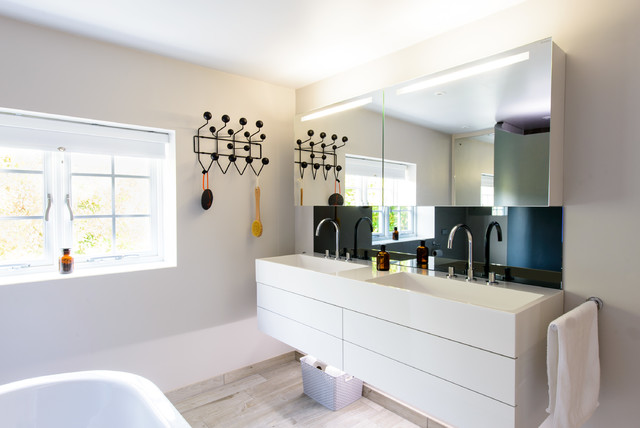 Beautiful double basin, looks fabulous and has plenty of storage ...