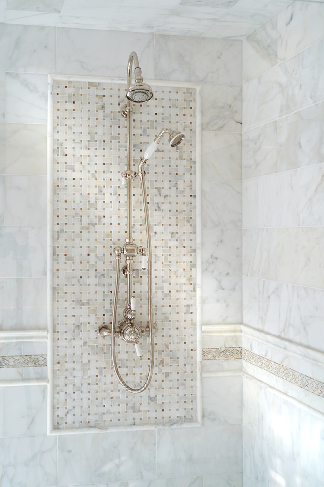 Idéer för att renovera ett stort vintage en-suite badrum, med luckor med infälld panel, ett badkar med tassar, en hörndusch, en toalettstol med separat cisternkåpa, vit kakel, stenkakel, grå väggar, marmorgolv, ett undermonterad handfat och marmorbänkskiva