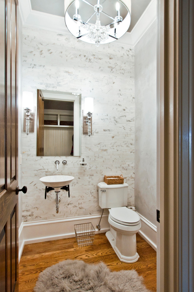 Esempio di una piccola stanza da bagno chic con WC a due pezzi, piastrelle bianche, piastrelle di marmo, pareti grigie, pavimento in legno massello medio, lavabo sospeso e pavimento marrone