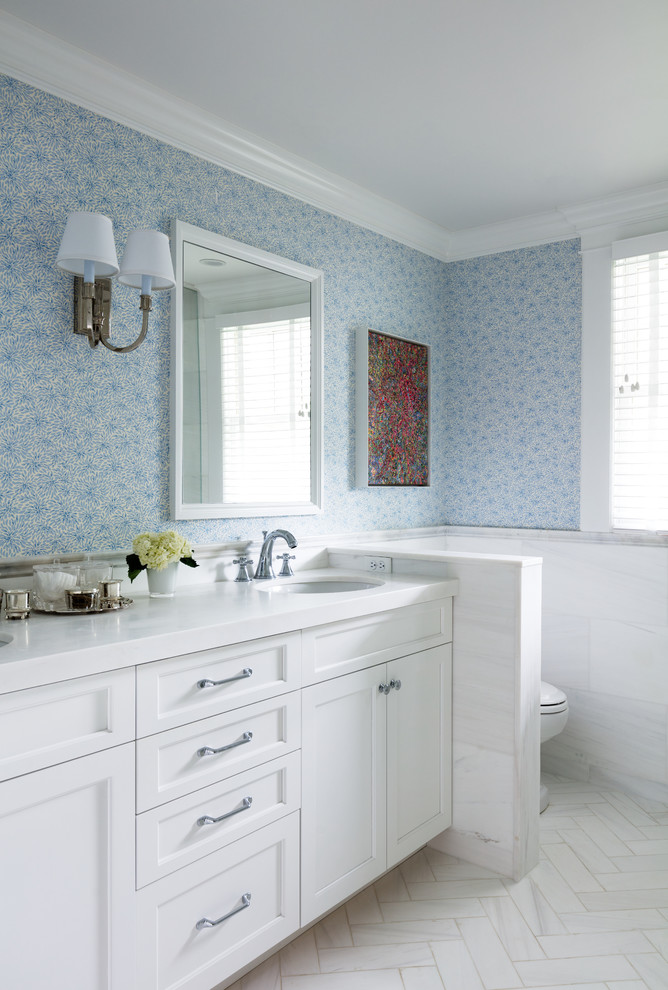На фото: главная ванная комната в стиле неоклассика (современная классика) с белыми фасадами, белой плиткой, мраморной плиткой, синими стенами, мраморным полом, врезной раковиной, мраморной столешницей, белым полом, душем с распашными дверями и белой столешницей