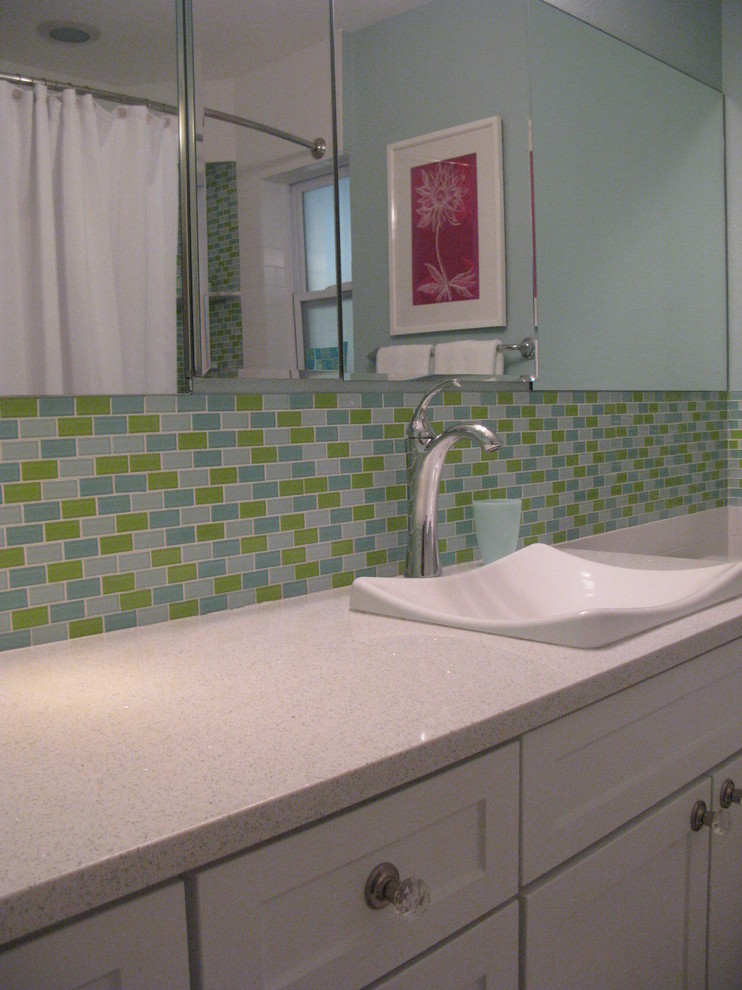 Modelo de cuarto de baño clásico renovado pequeño con lavabo sobreencimera, armarios con paneles empotrados, puertas de armario blancas, encimera de cuarcita, baldosas y/o azulejos multicolor y paredes azules