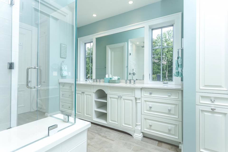 Ispirazione per una grande stanza da bagno padronale chic con ante bianche e pareti blu