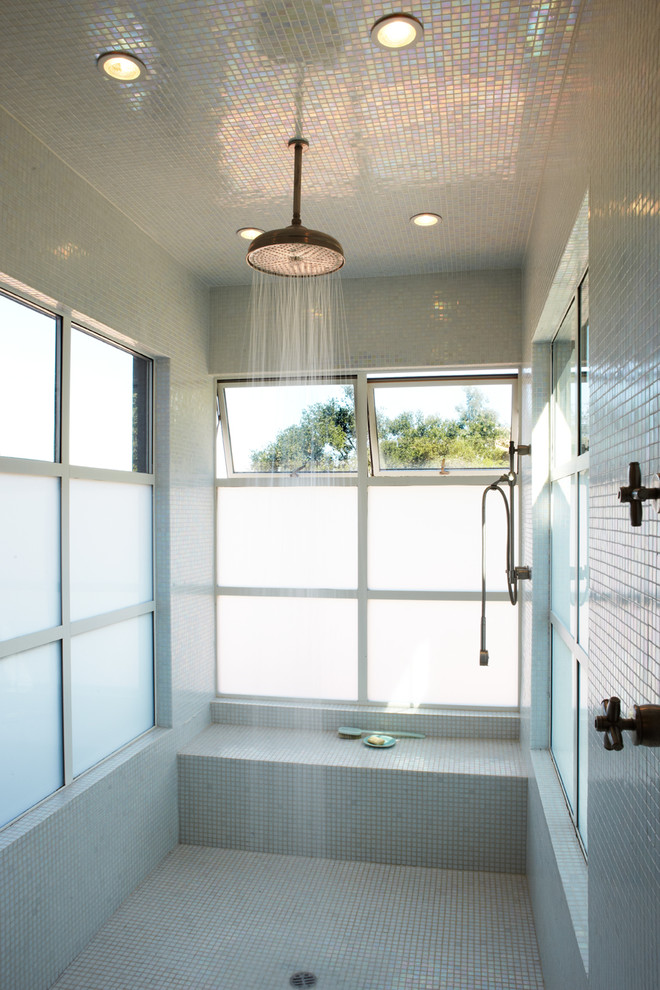 Inspiration för mycket stora industriella badrum med dusch, med en dusch i en alkov, flerfärgad kakel, vit kakel och mosaik