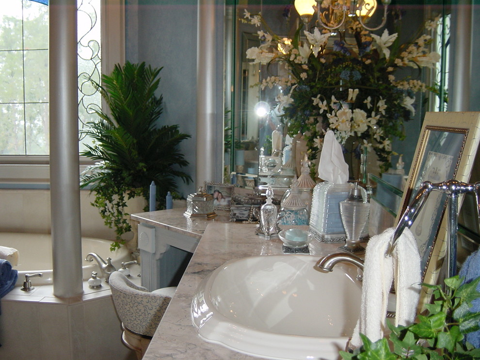 Foto de cuarto de baño principal romántico de tamaño medio con armarios abiertos, puertas de armario blancas, bañera encastrada, baldosas y/o azulejos de porcelana, paredes azules y lavabo encastrado